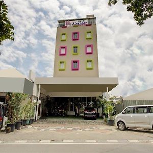 Capital O 4002 Aleander Hotel